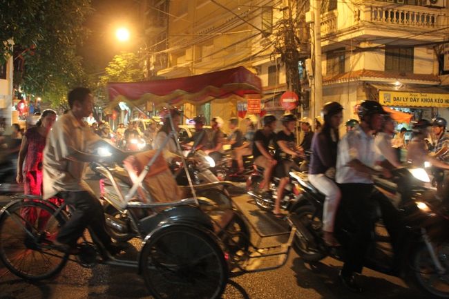 ただでさえ暑いのに、クラクションもうるさくて、気を抜くとバイクにひかれそうになるので本当に疲れました。