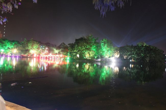 1,000年イベントで光ってるホワンキエム湖。