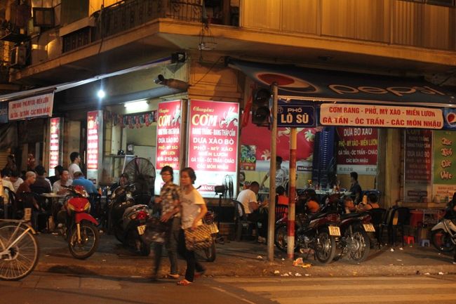 この屋台でベトナムにさよなら。<br /><br />ここでミステイク３。<br /><br />空港で水を買おうと思って出したら、使えないよってあっさり。<br />屋台でもらったお釣りのドン札のはじっこが切れていました。<br />ベトナムでは破損したお金は使えないらしいのです。<br />あのやろ〜〜！日本人だと思って！！<br /><br />他の店でどうにか混ぜて誤魔化してやっと水を買い、飛行機に乗り込みました。<br /><br />