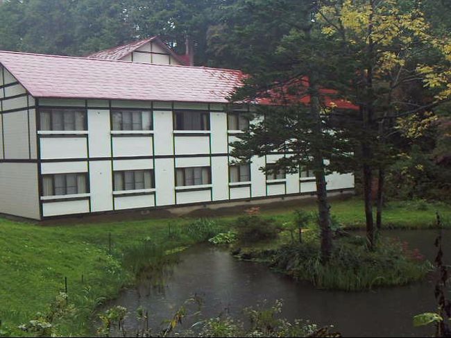 　ニセコから、尻別川の紅葉深い渓谷を渡り、雨のしのふる山中に車を走らせるとやがて昆布温泉郷に至ります。<br />　その温泉郷のとっ口の薄暗い山側に「鯉川温泉」の看板を見つけました。その脇を林道のようなじゃり道が雨にけぶる森の奥に続いています。<br />　「どうする？」<br />　と、相方と顔を見合わせます。<br />　とにかく道を進むと、写真のような鯉の群れる池の畔に、意外に清楚な感じでたたずんでおります。<br />　「意外に」と言ったのは、以前に温泉の写真を見て、相当鄙びた湯治宿を連想していたものですから。