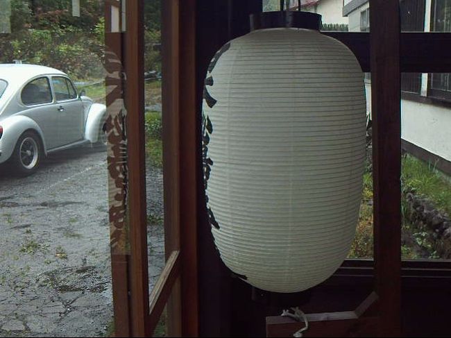 　大きな提灯が脇に下がっております。<br />　文字が書いてあるので、そちら側から見ると……