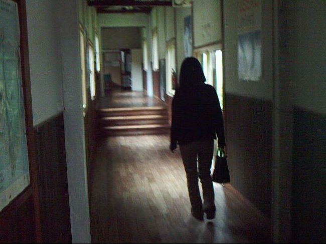 　受付のシャイな男性にお金を払い、湯殿へと続く長い廊下を進む。<br />　北海道の鄙びた古宿特有の香りがします。<br />　なんの匂いだろう。<br /><br />　この宿に泊まったとして、夜中に目覚めて独り風呂に向かうとして、この廊下はかなりきますね。
