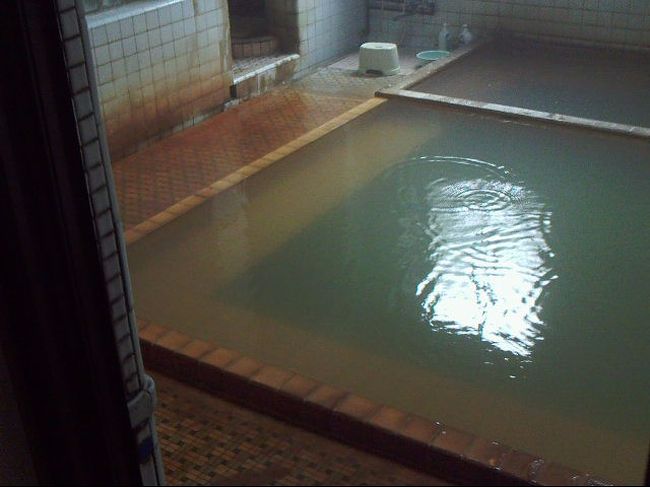 　浴室には、真ん中にど〜んと湯船があって、その周囲に、人がやっとすれ違える程度の空間（洗い場？）が設けられています。<br />　強烈な鉄分の香り。<br /><br />　人の気配はありません。<br /><br />　高い位置にある窓からは、曇り空の、意外に強い白色の光が照らし、湯口から勢いよく注ぐ源泉が規則的に浴槽の湯に波紋を作っています。<br /><br />　静かに独り身を浸すと、「あ〜。」だの、「ふ〜。」だのといった意味不明のため息が思わず口から漏れ、エコーを伴って浴室に響き渡ります。<br /><br />　見上げると、天井には空気抜きの櫓が設けてあり、そこからゆっくりと外気を含んだ湯気が落ちてきます。