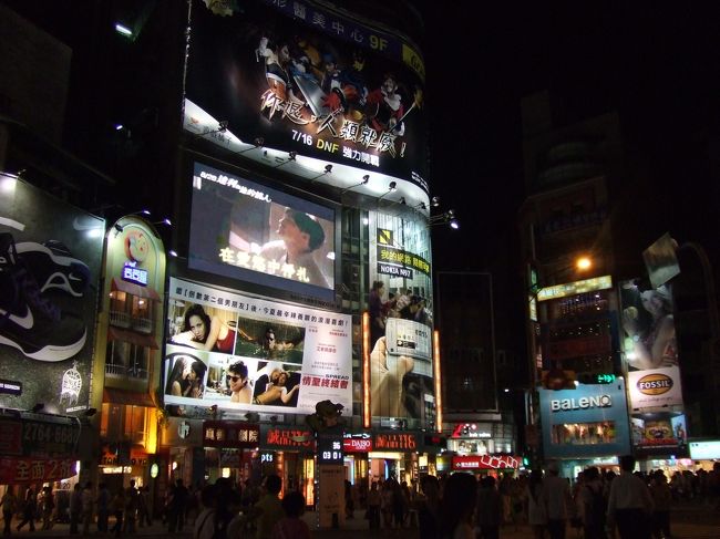 西門に戻り、この後どうするか母と相談。<br />まだ眠くないし、せっかくだから士林夜市に行くことにしました。