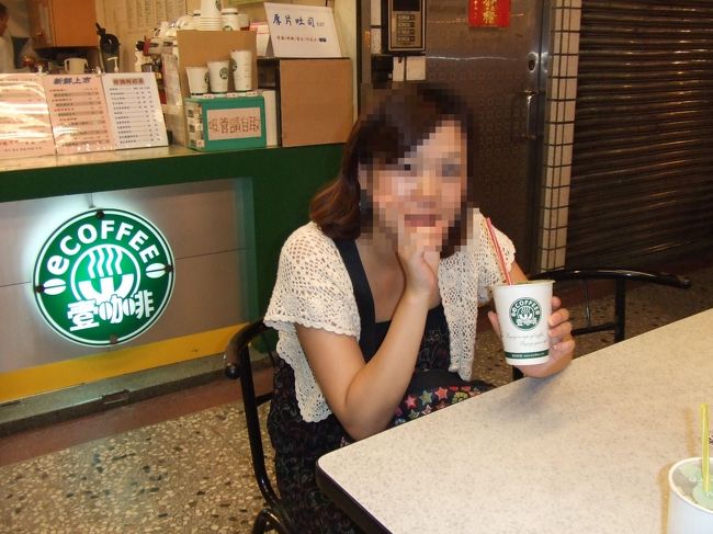 夜市ではいろいろと歩き回ったけど、写真はあまり撮らず…<br />歩きつかれて、夜市にあったコーヒーショップで一休み。