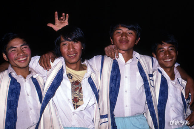 男性陣もノリノリだ。<br /><br />彝族の気性は漢族とは全く異なる。<br /><br />とにかく熱い。酒も強い。<br /><br />正に少数民族だ。