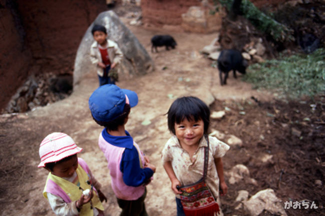 こんなチビでも、唐辛子で真っ赤なラファマを食べこなす。もう驚くばかりだ。<br /><br />日本人の胃腸とは出来が違うんだろうな。<br /><br />この子たち、ずーっと私の後ろをついてきた。<br /><br /><br /><br /><br />