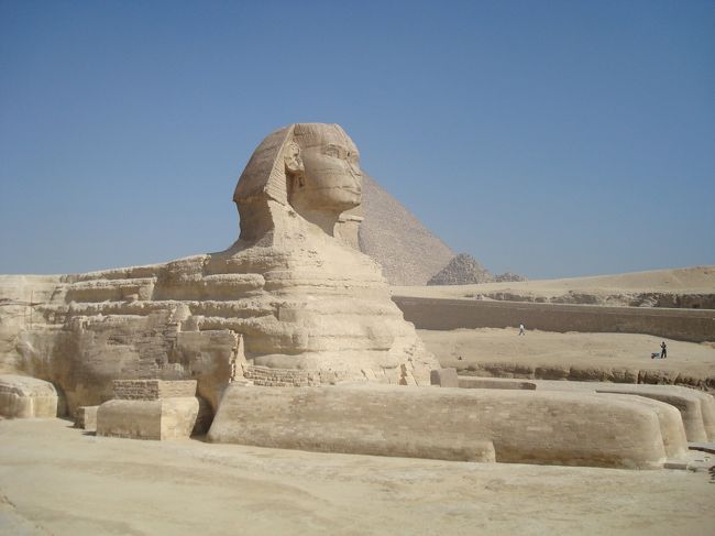 スフィンクス。<br />どこまでがオリジナルなのか判りませんが、前足の部分は修復されている様です。<br />あごひげはロンドンの大英博物館に展示してあります。