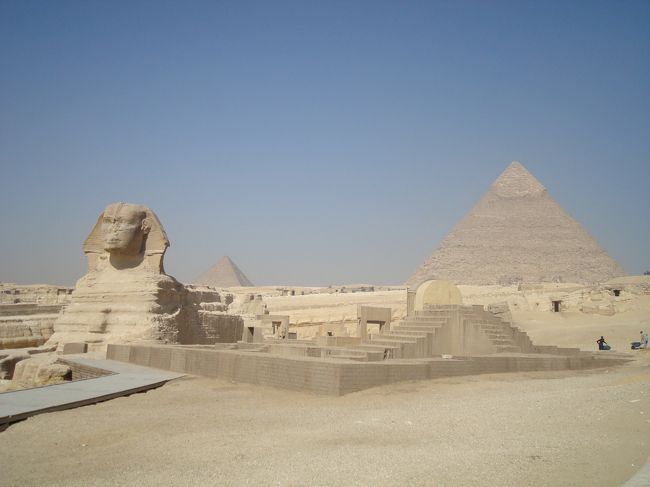 スフィンクスの北側のピラミッドに向かう坂道を登っていきます。<br />ここまで来ると待ち構えていたように怪しい物売りが声を掛けてきます。<br />体調が悪いのでほっといてほしい。