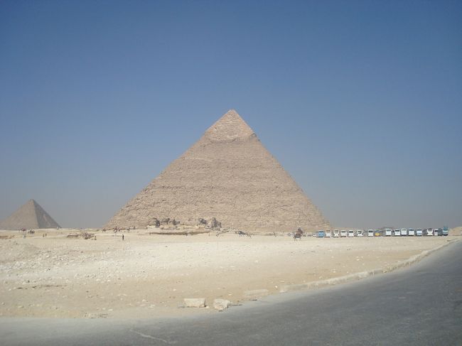 カフラー王のピラミッド。<br />ここまで暑い中、上り坂を歩いてきたのでちょっと疲れました。<br />もっと近寄りたかったけど、自分の体調と相談した結果、ホテルに戻って荷造りしてからカイロ国際空港に向けて出発。<br /><br />帰国後、下痢が治まるまで3日間かかりました。<br />エジプトでは生野菜と果物に注意しましょう。