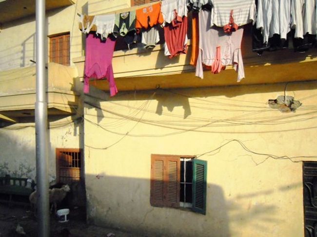 洗濯物は外に干すんですね〜。イスラム圏は。
