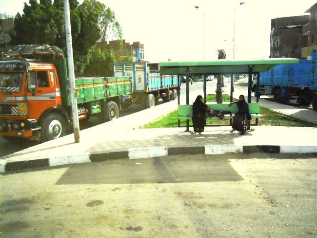 バス待つ人、黒服。