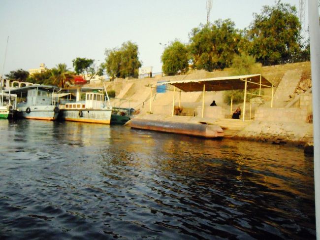 夕飯の場所へむかって船で移動。