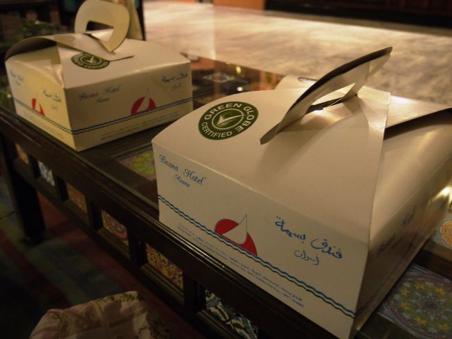 たしか深夜２時おき。<br /><br />このホールケーキがはいっていそうなボックスは、<br />1人分の朝ごはんです。<br /><br />中身は２人分ぐらいあるんじゃないかというパンの量。<br />常温のヨーグルト（食べました）とジューズ。<br />