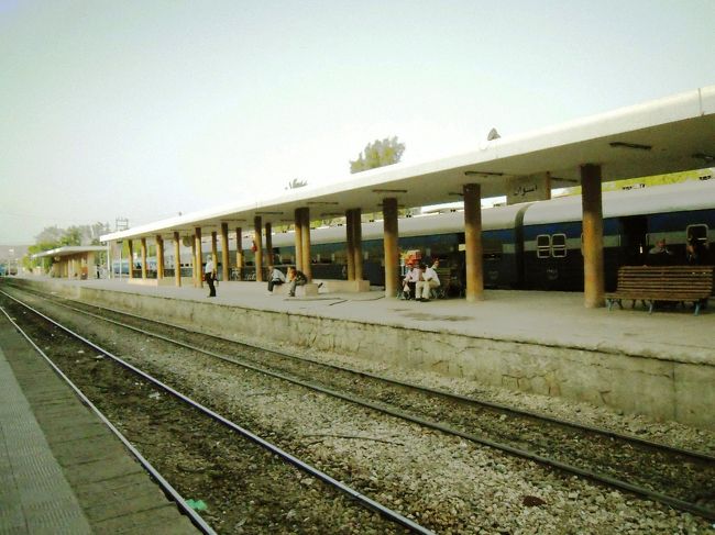 寝台列車へ乗る前に結構時間があり、<br />小さな町市場、スークへ行くことに。