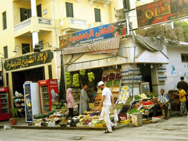 静かな田舎の団地付近の商店街みたいな。