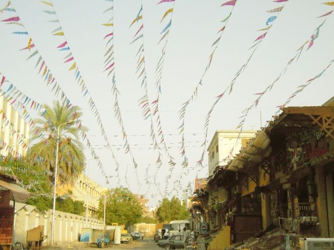 ただ、羅列されているイスラム圏のマークがついた、<br />ビニールの三角の旗。