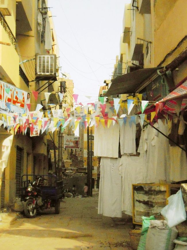 民族衣装、が干されている庶民の風景。