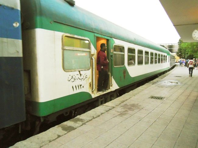 のどが渇いたのでコーラ。１ドル。<br />１リットルの水も１ドルだったようなきがする。<br /><br />安い売店。<br /><br />そして、ツアーでネコ好き年配夫婦とネコ話。<br />