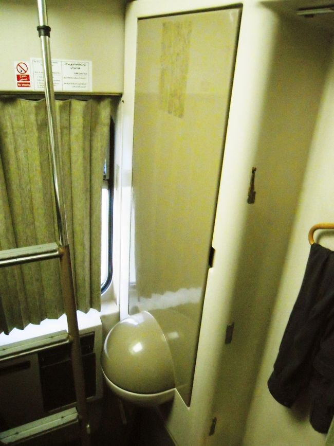 この列車は、何と冷蔵庫はないけど、水道とかにフタがある！！<br /><br />今回は２階で寝ました。意外と寝れた☆<br />上段ベットもなかなか寝心地がよかったです☆<br />部屋もそんなに思ったほど熱くもなく寒くもなく。<br />友達の寝顔なんか撮ってやりました。盗撮ですね。<br /><br />前回はなかなか寝付けなかったんだけどな〜。