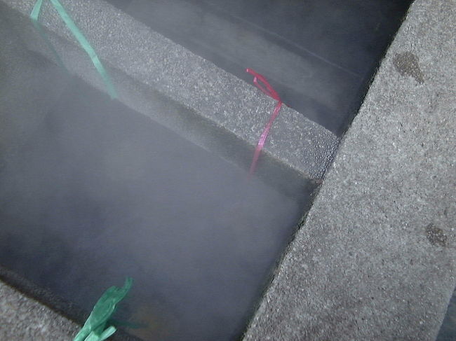 温泉卵を作ってます。<br />観光客が生卵を買って自分で作ります。