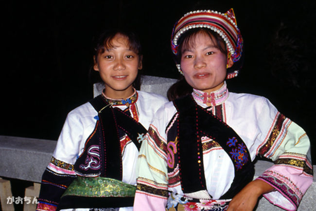 ＳさんとＬさん。<br /><br />彼女らが昆明で声をかけてくれたのが縁で、石林に来ることになった。<br /><br />思いもしなかった展開になるのが、旅の醍醐味とも言えるだろう。<br /><br />シルクロードに抜けていたら、ここにも来ることは無かった。<br /><br />所詮、人間は縁と運によって動いているんだと思った。