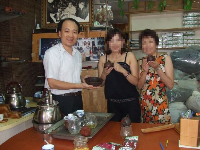 お腹がいっぱいになり、次にお茶屋さんに向かいました。<br />そこでは凍頂烏龍茶とジャスミン茶を購入。<br /><br />その後近くのお店を散策し、九分に向かいました。