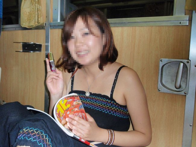 帰りの電車の中。<br />疲れて座り込んでしまいました。