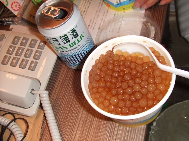 夕食からの帰り道にタピオカのデザートを購入。<br />店を閉めるとこだったけど、買わせてくれました。<br />しかも１つ購入したら、おまけって言ってもう１つくれました♪<br /><br />ホテルに戻り食べてみたら…これまたあまりおいしくなかった↓<br />２日目の夜はぜんぶ失敗だったなぁ。