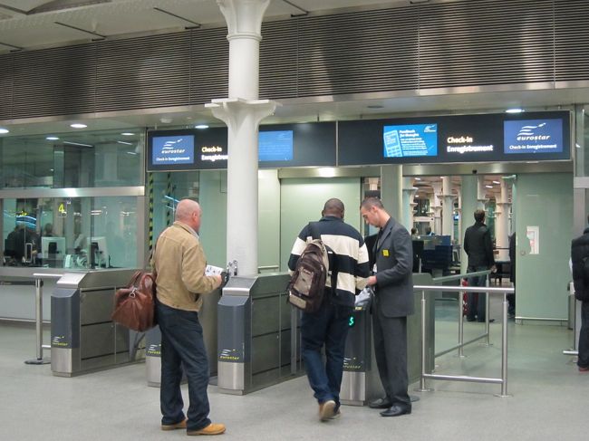 10/5<br />ユーロスター乗車への入り口。<br /><br />今朝は早起きして、ユーロスターでロンドン→パリへ!!<br />朝早い便にしたので、チケット代はちょっぴり安かった♪<br /><br />ロンドン6:55発→パリ10:17着（時差1時間）　42.50EUR<br /><br />英語が全然できない私でも、ここから予約できました☆<br />http://www.eurostar.com/dynamic/_SvBoExpressBookingTerm?_TMS=1287192981277&amp;_DLG=SvBoExpressBookingTerm&amp;_LANG=UK&amp;_AGENCY=ESTAR&amp;VT=EB