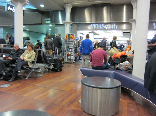 待合室。<br />やっぱり、日本人らしき人はほとんどいないなぁ。