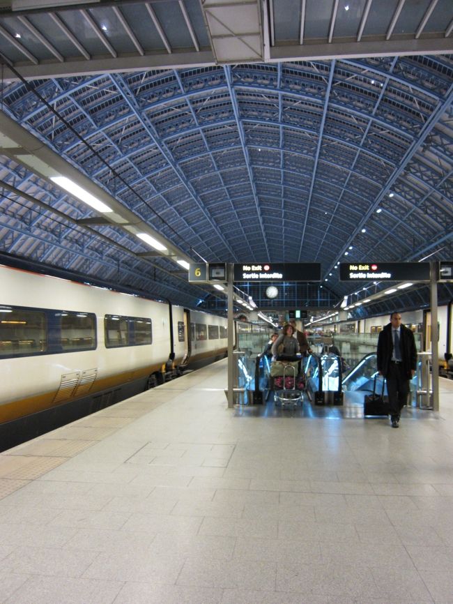 出国審査を経て、いざ乗り込む〜!!<br /><br />ちなみに出国審査はスタンプを押してもらうだけの簡単なもの。<br />荷物検査とか、なかったしこんなに楽チンでいいんだね。