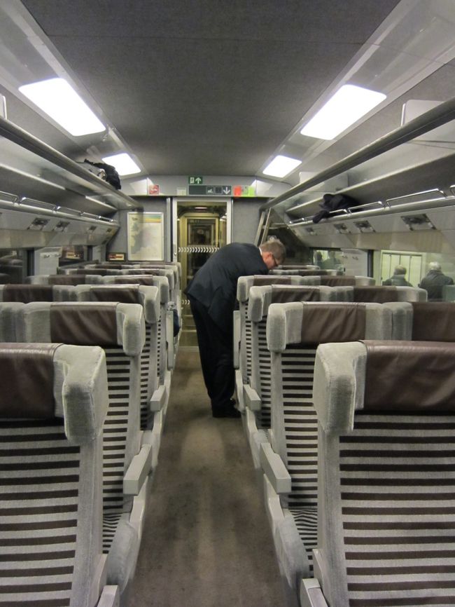 普通の新幹線みたい。<br />スーツケースをどこに置こうか迷って、自分の席の横に置こうとしたけど入らない〜（汗）<br />入り口のすぐ横にスーツケース置き場があったので、そこへポイッ<br /><br />「盗まれたらどうしよう〜」って最初はすごい不安だった。