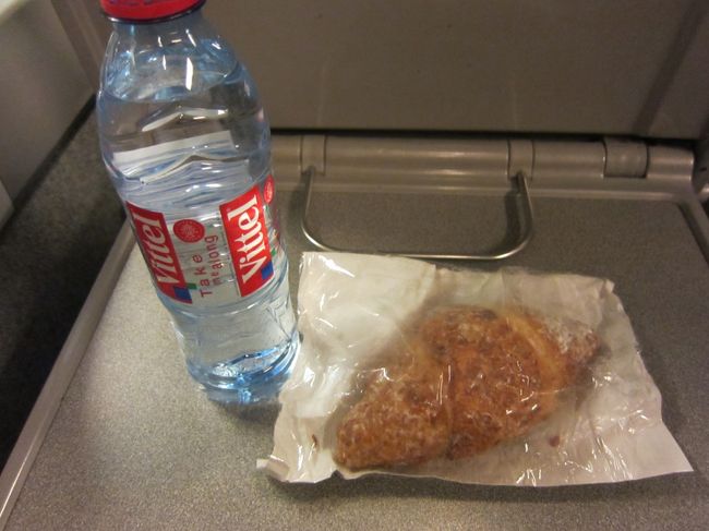 昨日の夜、ロンドンのKingsCross駅前の売店で買ったパンをほおばる。