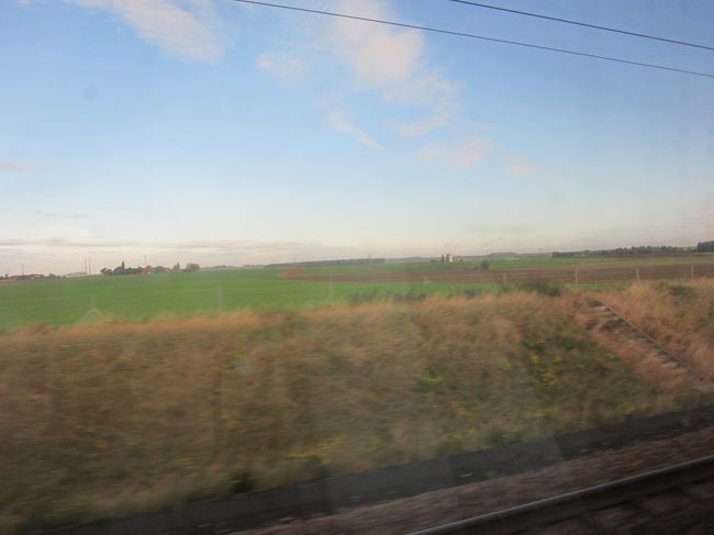 窓の外は、ひたすらにこんなのどかな風景。<br /><br />ツアーに参加した時にガイドさんから教えてもらったことだけど、<br />パリの人たちははおしゃれで流行の先端、っていう感じがするけれど<br />実はとっても土地、田舎へのこだわりが強いらしく、<br />みんなこういう田舎に別荘を格安購入し、数十年かけて自分で手入れするそう。<br />こういう所にも、そういう人がいるのかな。