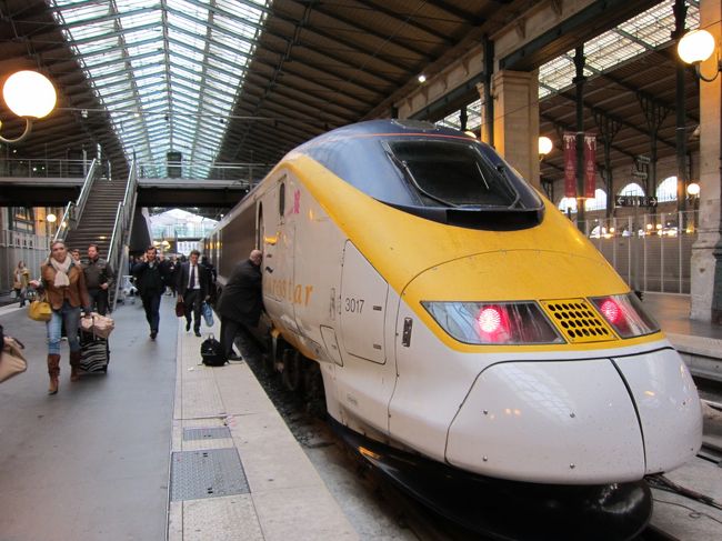 10:17　「Gare du Nord」パリ北駅、到着〜!!<br />ユーロスターかっこいい♪