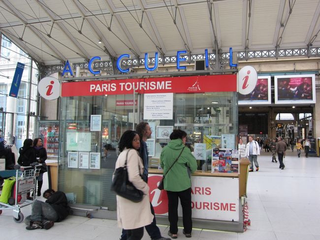 北駅の19番プラットフォーム前に、こういう案内所があり、そこでミュージアムパスを購入♪<br />とりあえず4日券を48EURで無事GET!!!<br />「ボンジュール♪I'd like a musiam pass」でなんとか通じた