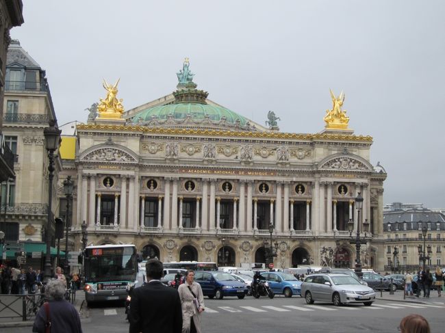 オペラ駅へ。<br />駅を出ると目の前にはオペラ座〜!!!<br />いっきにパリに来ちゃったんだなぁ、と実感。<br /><br />オペラ駅近くの「JCBプラザ」でスーツケースを無料で預かってもらう。<br />ついでに、ツアーの予約や、分からないことなど相談にのってもらった♪<br />