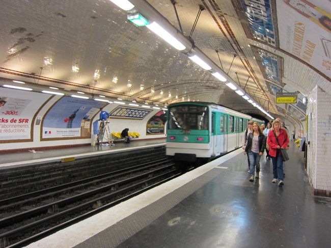 天気は微妙だけど、これからサクレ・クール寺院へ!!<br /><br />駅の雰囲気は、ロンドンとはあまり違いない様子。<br /><br /><br />