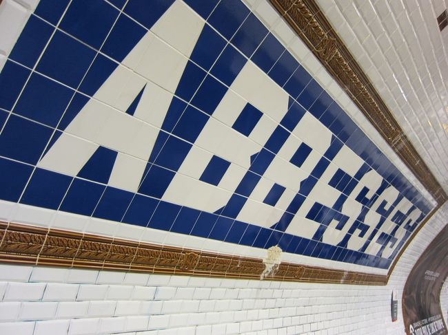モンマルトルの「ABESSES」駅到着