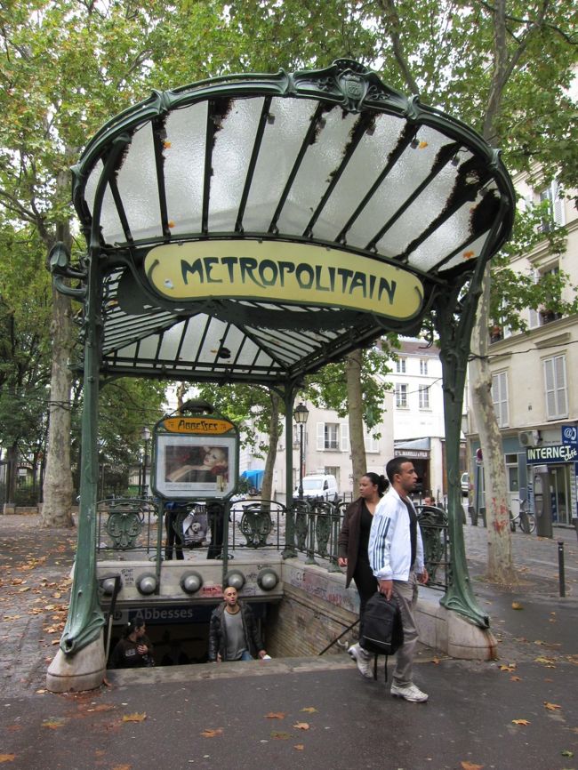 アベス駅。すごくレトロでかわいい〜♪<br /><br />この駅、心臓破りの階段数です。<br />ビル10Fくらいまで昇った気分なくらい、本当に辛かった〜!!<br />帰りに気づいたんだけど、エレベーターがあったらしい。<br />体力に自信がない方は是非そっちを使ってね☆