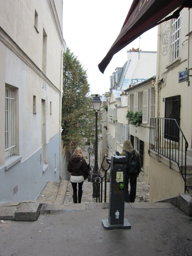 ヨーロッパらしい石畳。白塗りの壁。階段。<br /><br />一気に素敵な景色が目の前に広がる。<br /><br />その一方、どこへ行っても落書きやタバコのポイ捨てはそこらじゅうに。<br />すごくもったいないなぁ〜って思う。