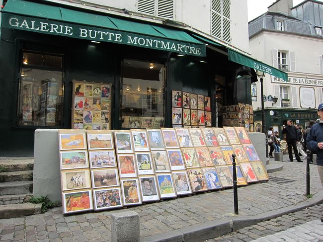 ふらふらと、上へ上へと坂を上っていくと、いつの間にかテルトル広場らしきところへ☆<br />絵を売っているお店がたくさんありました〜