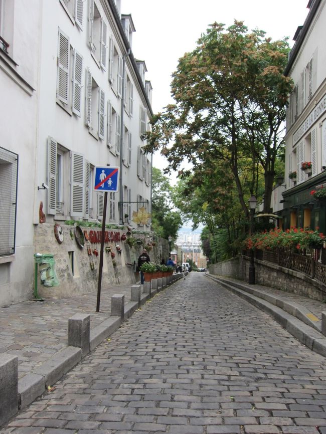 映画の撮影に使われそうな、素敵な小道。