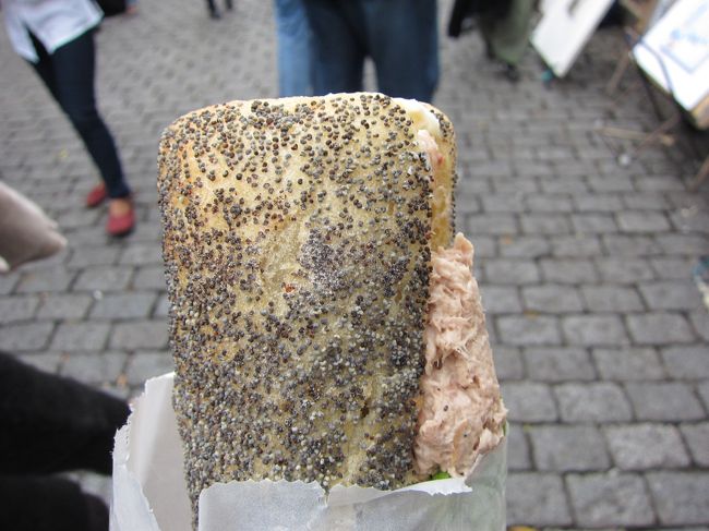 ツナ入りのパン　4.4EUR<br />パリっ子らしく、歩きながら食べてみる。<br />おいしい〜!!