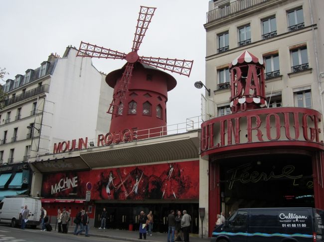 「ムーラン・ルージュ」<br /><br />アベス駅へ向かってすごく適当に歩いていたら、偶然たどり着いた。<br />町並みがとてもキレイだから、１人で歩いてても全然退屈しない〜!!