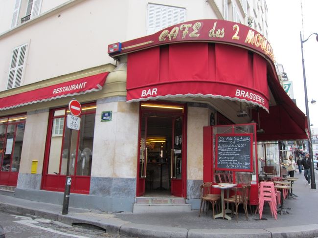 ムーラン・ルージュのすぐ先には、<br />映画「アメリ」に登場したカフェ「レ・ドゥー・ムーラン」が。