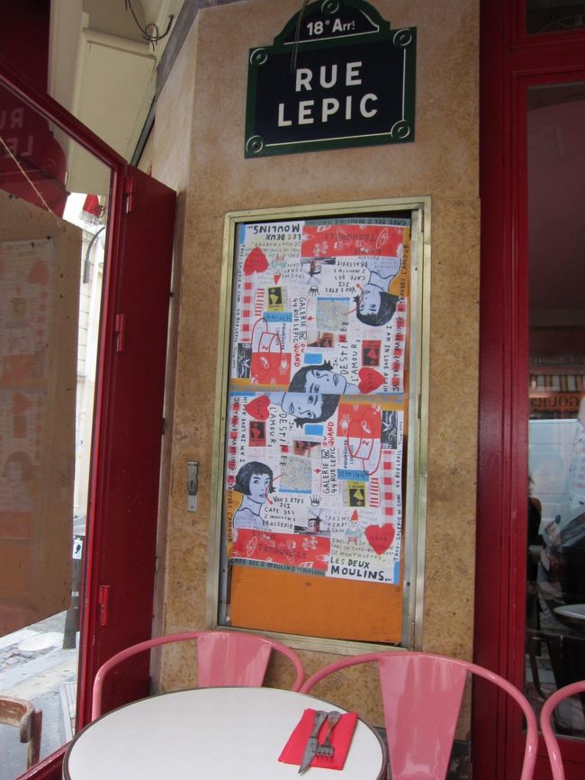 外の席には、かわいらしいアメリの絵が