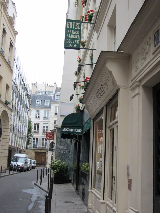 「HOTEL PRINCE ALBERT LOUVRE」<br />見えてきました☆<br /><br />ピラミッド駅・ルーブル美術館徒歩５分、オペラ座徒歩７分くらい、<br />とても便利な立地にあって、１泊110EURはかなりお得〜♪<br /><br />