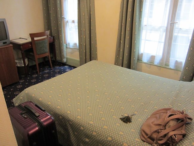 お部屋①<br />意外と広い!!<br /><br />カーテン、ベットの柄が「蝉」なのはナゼ